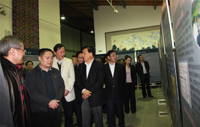 中共中央政治局委员、中央书记处书记、中央宣传部部长刘云山与我院学科带头人白晋湘教授亲切交谈